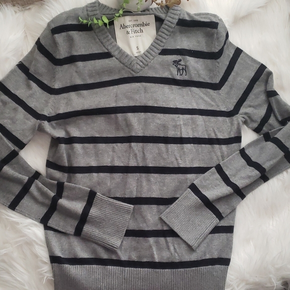 Abercrombie & Fitch Vintage Gray V Neck Sweater